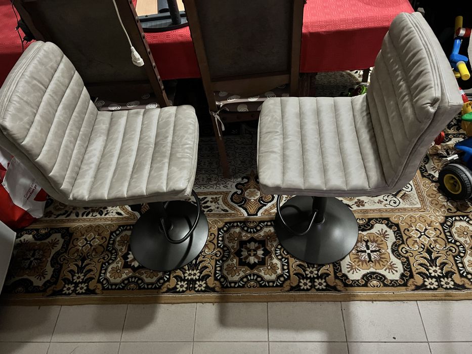 Vendo 2 banco bar super confortaveis e em muito bom estado, pouco uso