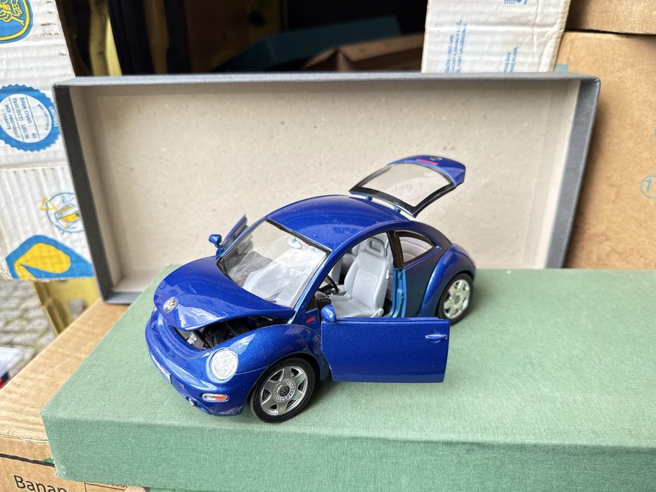 Volkswagen New Beetle 1:18 niebieski
