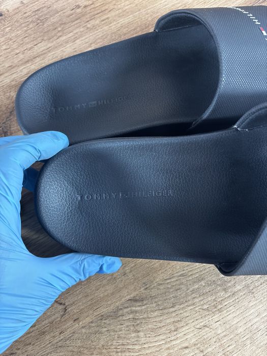 Buty Tommy Hilfiger 44 czarne klapki z logo slides
