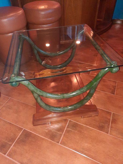 Mesa de centro com base em madeira