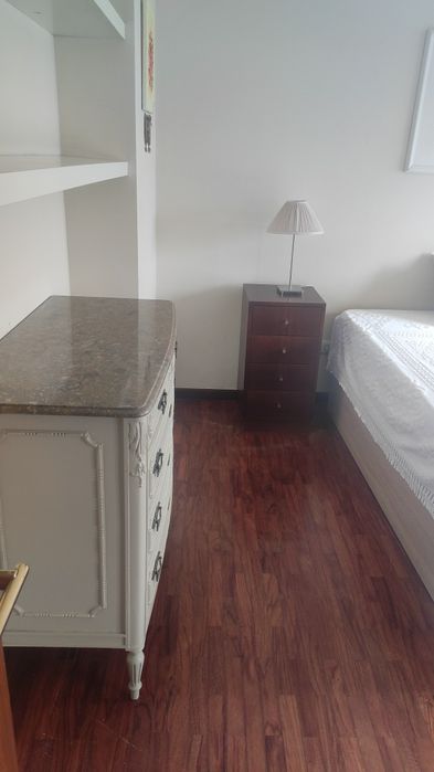 Quarto individual com luz solar direta