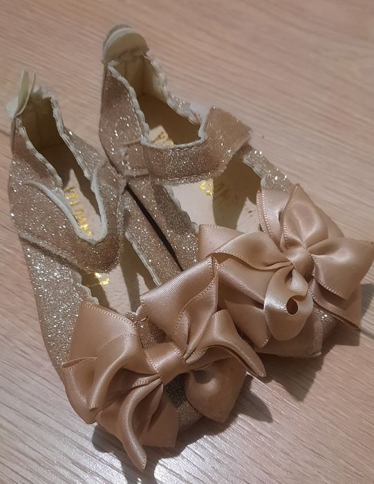 Продам туфлі на дівчинку блискучі золоті 21 розмір