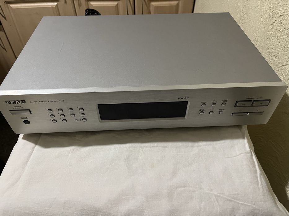 AM/FM стереотюнер TEAC T-R670