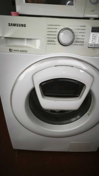 Lava Roupas Sansung Digital Inverter 8.0 kg acesso frontal durante a lavagem em perfeito estado.