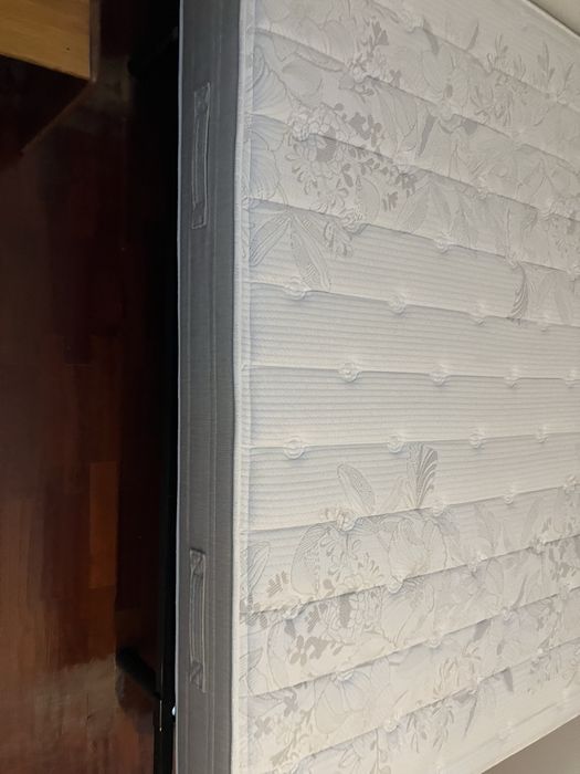 Cama com colchao fantastico quase novo, mesinha e estante