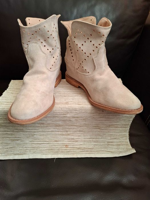 Kozaki beżowe wsuwane Bella Paris ażurowe cholewki ozdobne paski r. 37