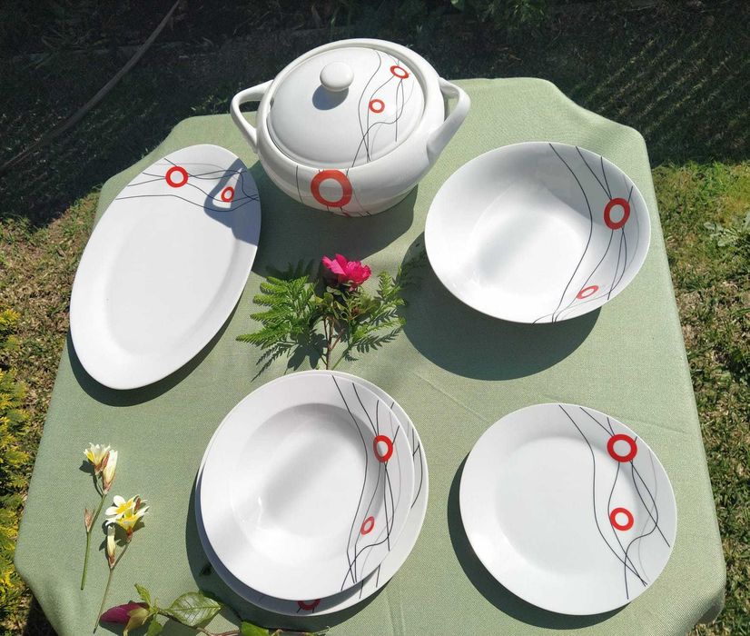 Elegante serviço de jantar porcelana          40 peças NOVO