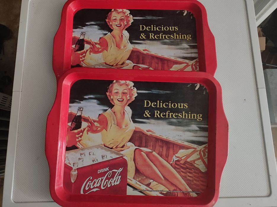 dois tabuleiros decorativos de coleção coca cola