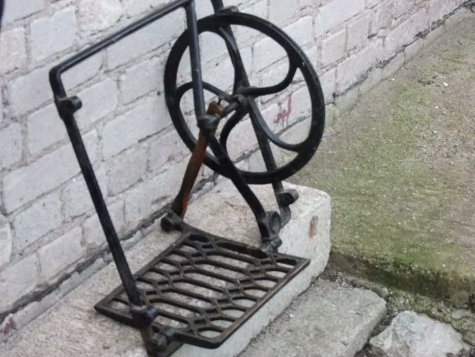 Element starej żeliwnej maszyny - dekoracja ogrodowa