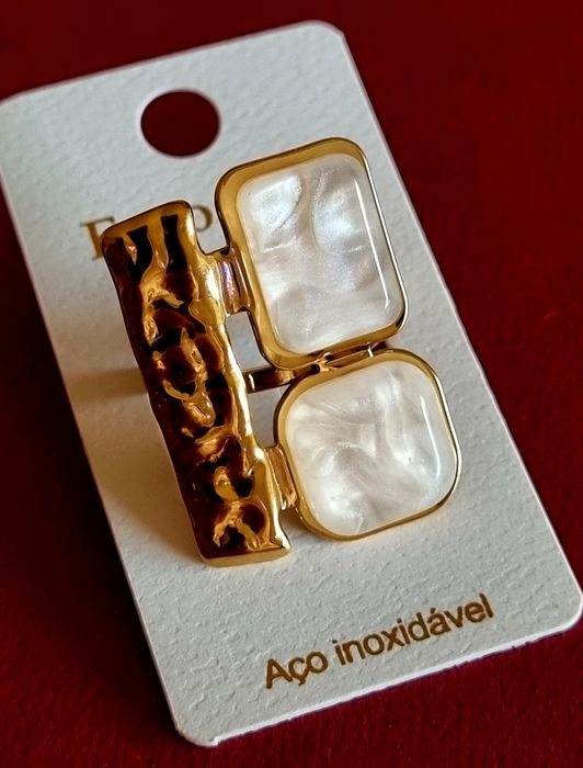 Anel dourado, em aço, com 2 peças em madrepérola. Ajustável