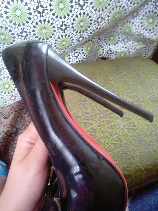 Продам лабутены