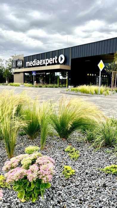 Bezobsługowa zieleń firmowa | Trawa z rolki | Duże realizacje B2B