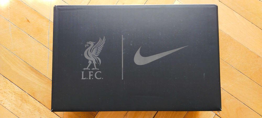 Buty sportowe Nike AIR HUARACHE PRM QS r. 45 Liverpool UEFA FIFA