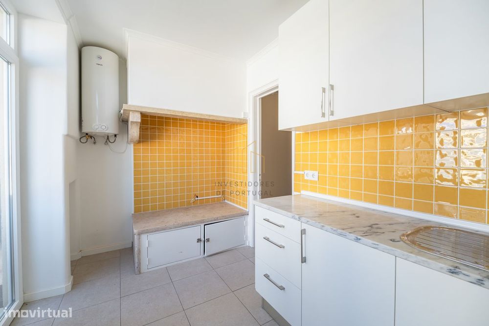 Apartamento T4 Remodelado em Campolide