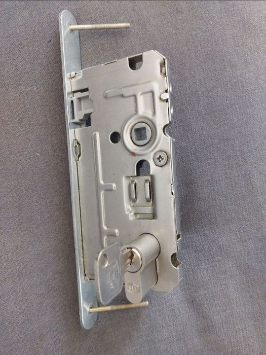 Zamek asymetryczny zapadka zasuwka
wpuszczany bębenek drzwi drewniane