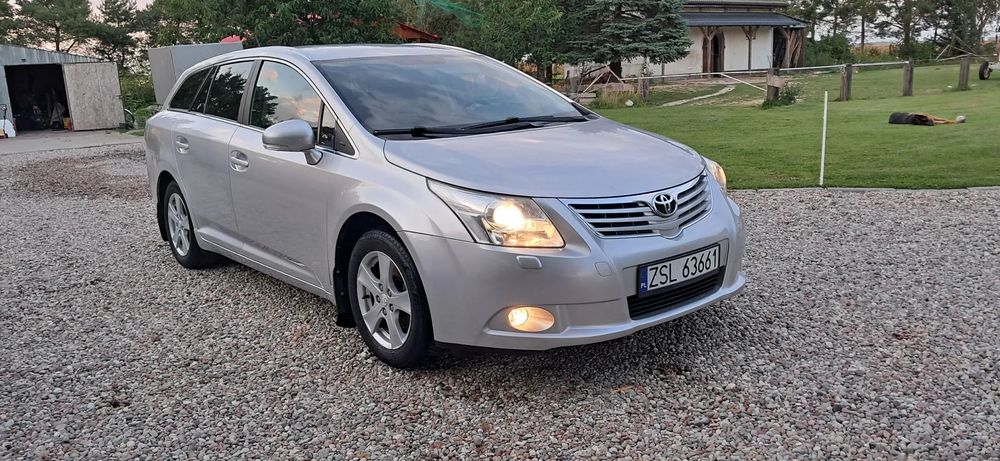 Toyota Avensis TOYOTA AVENSIS 1,8 2011 rok