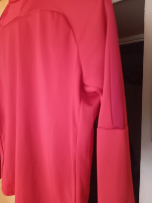 Bluza koloru czerwonego. Nowa. Z metki  rozmiar M ale jest mi za mała a noszę rozmiar  M.