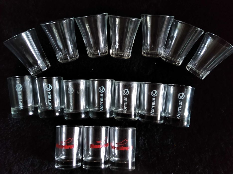 стеклянные рюмки.Стопки.