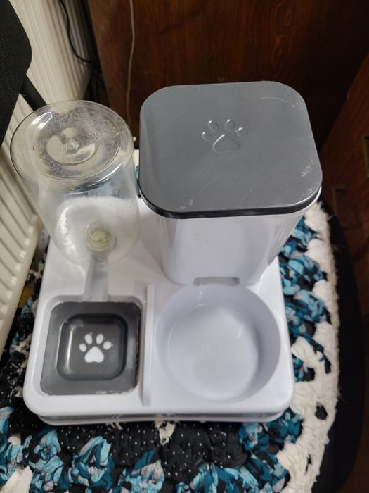 Автоматическая кормушка для котів і собак