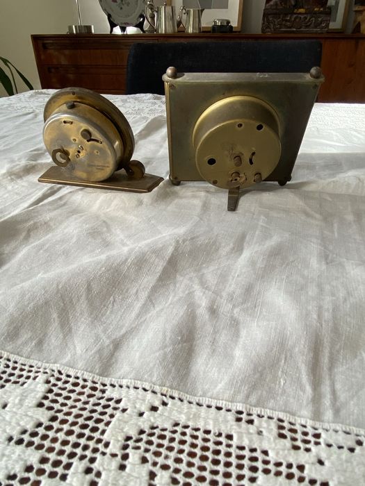 Dois relogios vintage de mesa