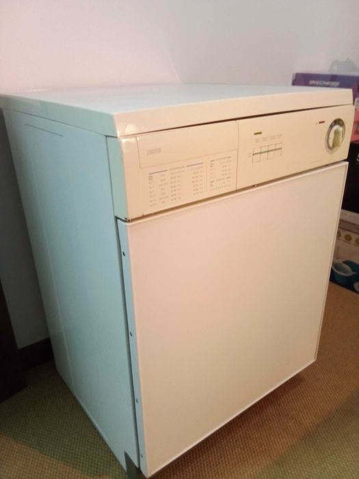 MÁQUINA DE SECAR ROUPA, com pouco uso, ZANUSSI TD 504 TC, como nova.