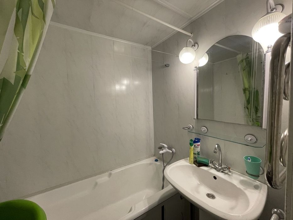 Сдам 3-комн квартиру Газ.Таирова Ак.Королева, 75.
В доме газ ! 
Три раздельные комнаты