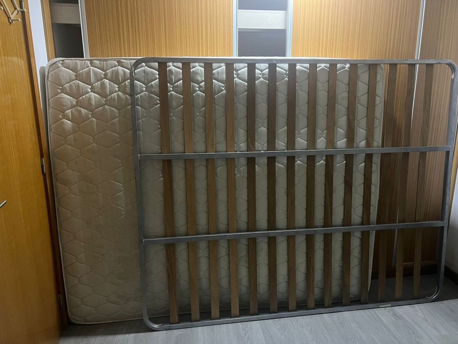 Urgente* colchão e estrado de casal +itens