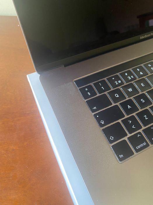 MacBook Pro 15" - COMO NOVO