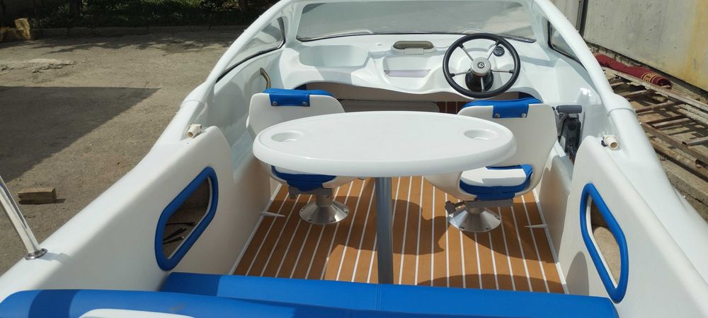 Катер для романтичних прогулянок.