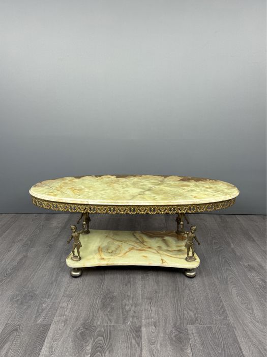 Вінтажний журнальний стіл