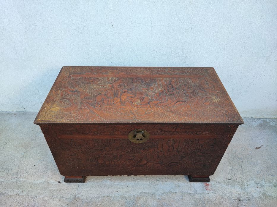 Arca em madeira maciça