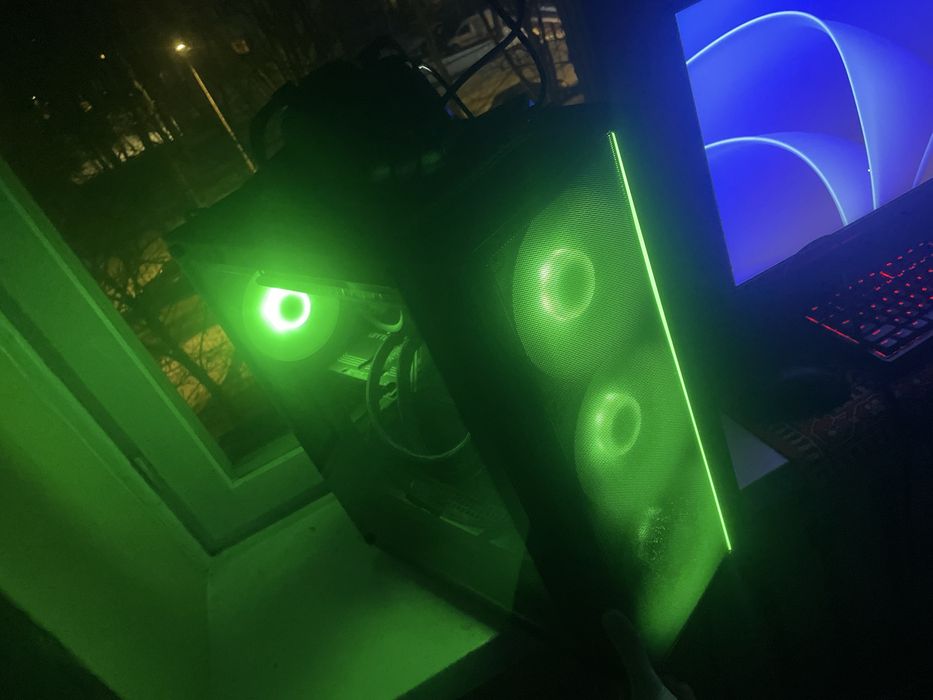 Sprzedam zestaw składający z komputera, monitora, klawiatury i myszy