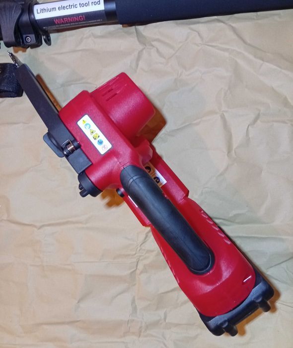 Conjunto serra eletrica e tesoura a bateria com extensão