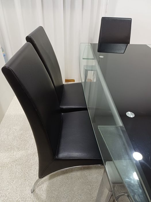 Mesa de jantar e cadeiras incluídas