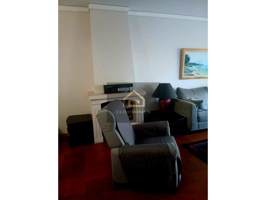 T2 com BOX, Terraço e Suite em Condomínio Fechado - Carcavelos!