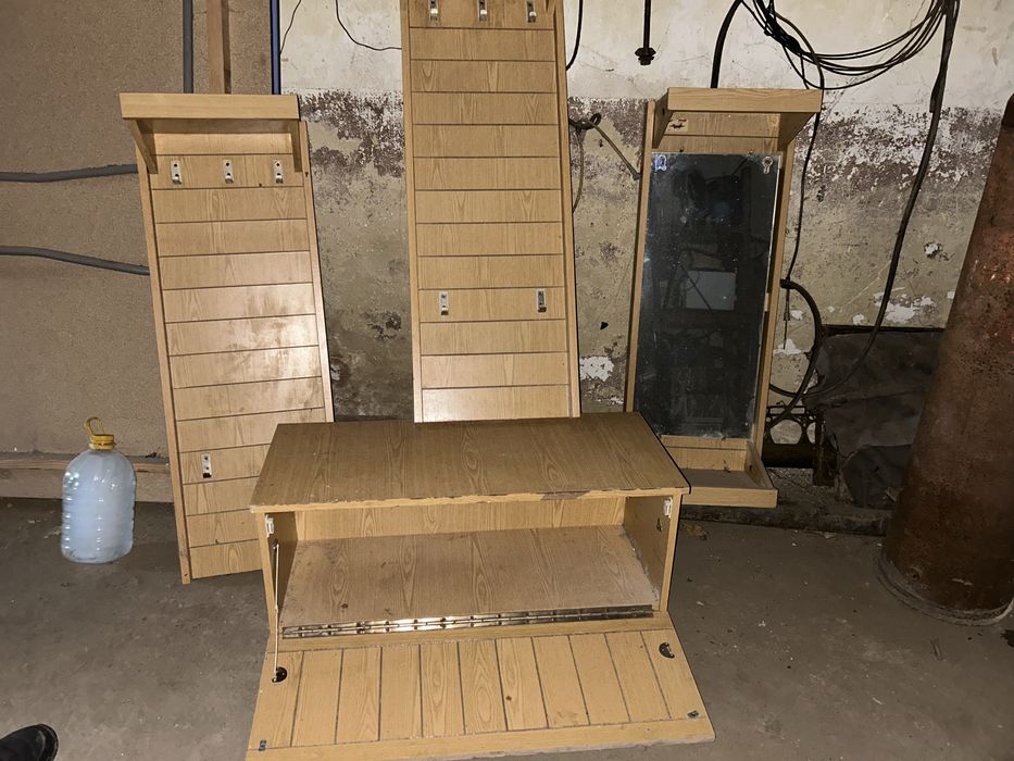 Вішалка для одягу з джеркалом та тумбою