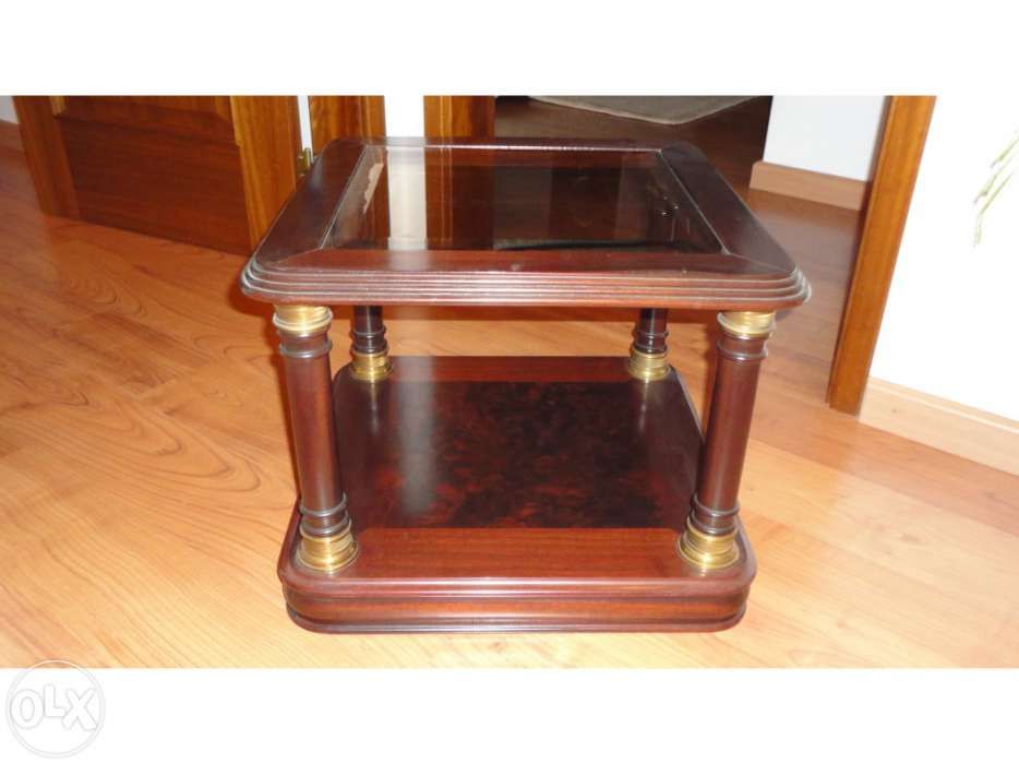 Mesa clássica quadrada de sala