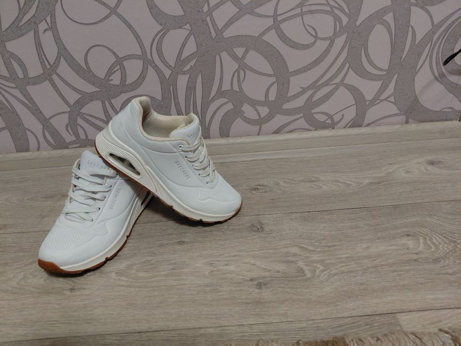 Жіночі білі кросівки