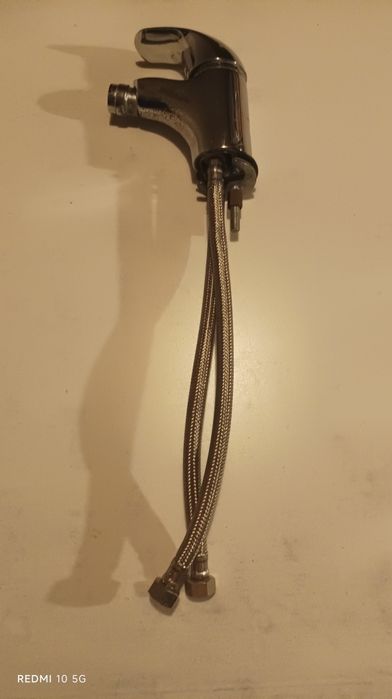Torneira de casa de banho, com bichas,usada,mas em muito bom estado.