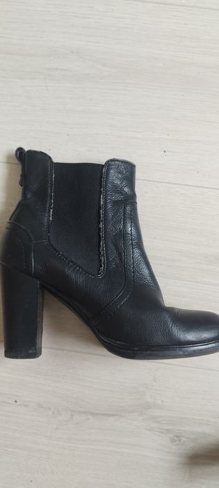 Жіночі шкіряні ботинки-челсі Tommy Hilfiger.