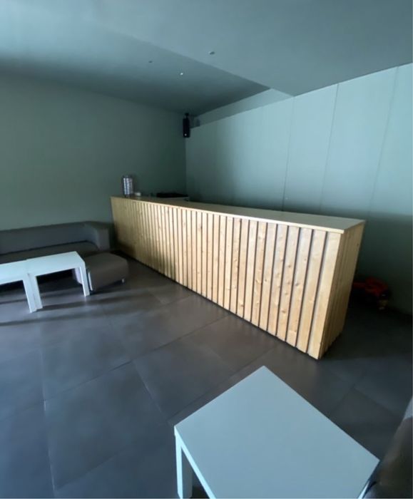 Balcão em madeira com fixas eletricas tem 5m