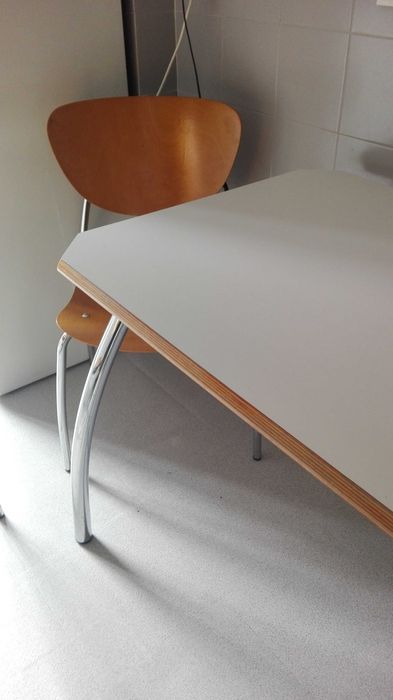 Mesa e cadeiras de refeição madeira e inox