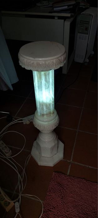 Coluna de pedra com luz