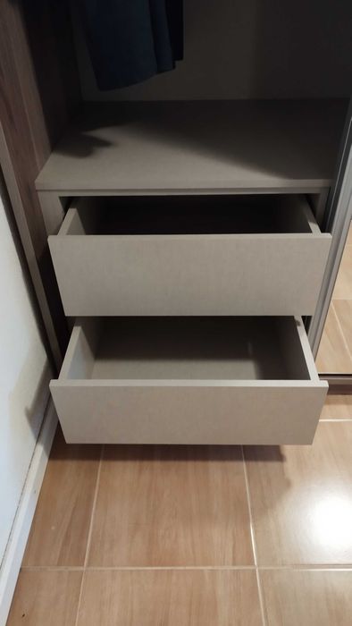 Guarda-fatos/Roupeiro feito à medida de 2 portas com 1 espelhada