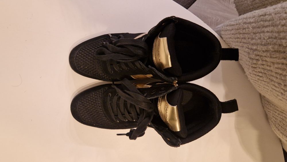 Buty Calvin Klein Beth czarno zlote sneakersy na koturnie 41