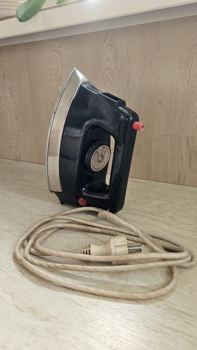 Утюг тяжёлый советский