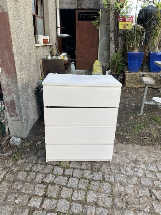Movel branco um pouco estragado