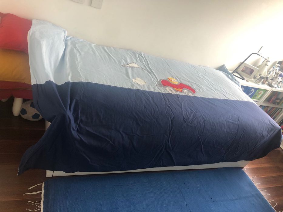Quarto de criança: Cómoda, candeeiro, tapete e edredão