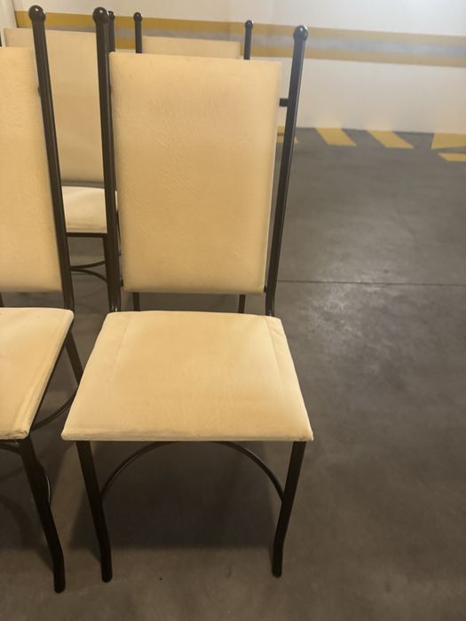 Cadeiras com estrutura em ferro