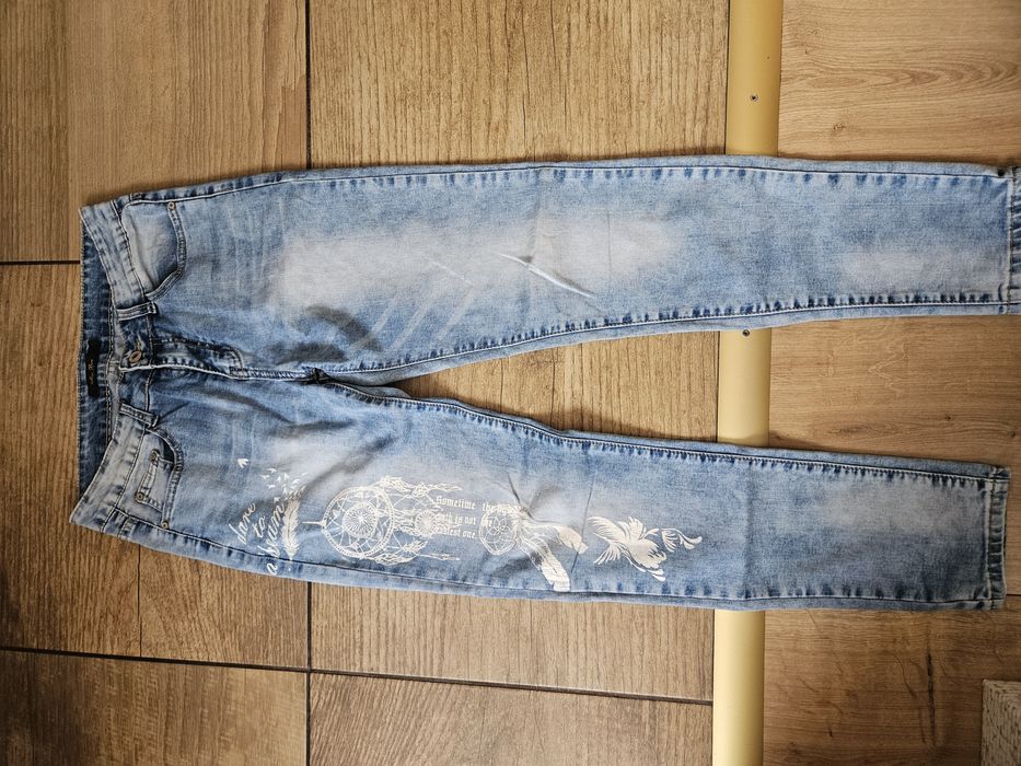 Dżinsowe damskie spodnie z nadrukiem